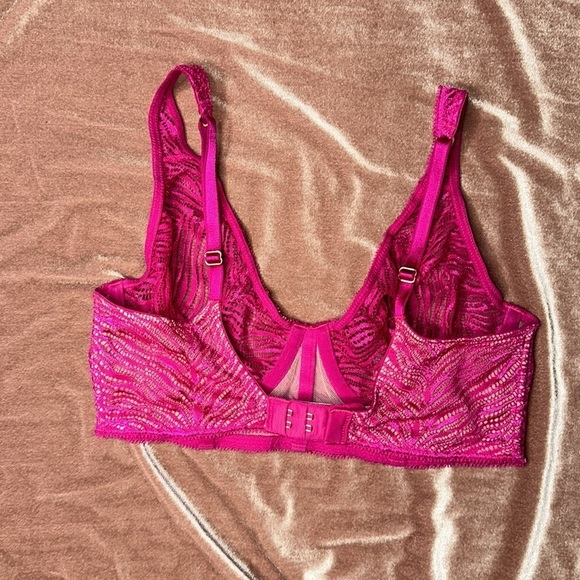 VERY cute, hot pink, Victoria’s Secret bra - Picture 2 of 4